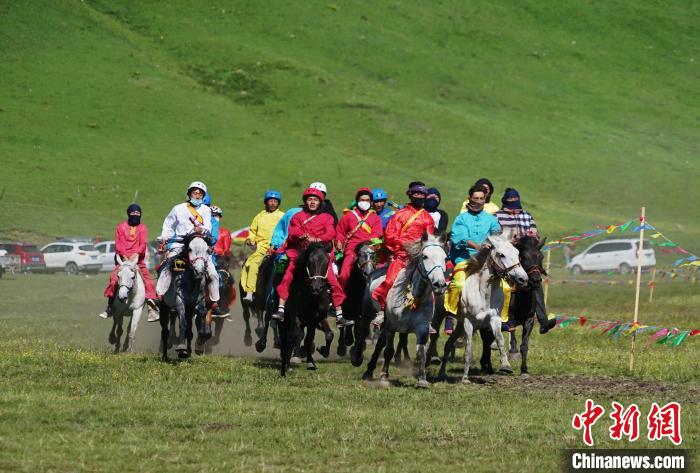 圖為選手進(jìn)行3000米賽馬比賽?！●R銘言 攝