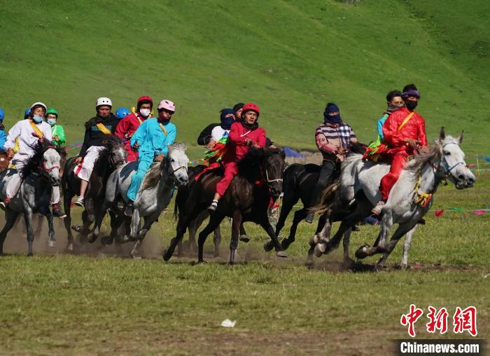 圖為選手進(jìn)行3000米賽馬比賽?！●R銘言 攝