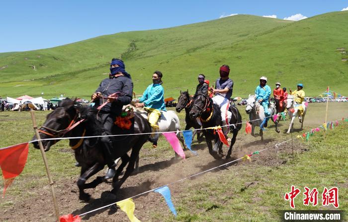 圖為選手進(jìn)行3000米賽馬比賽?！●R銘言 攝