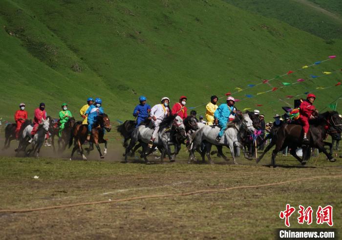 圖為選手進(jìn)行3000米賽馬比賽?！●R銘言 攝