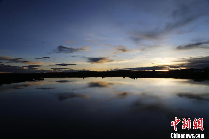 圖為夕陽(yáng)下的查旦濕地。　馬銘言 攝