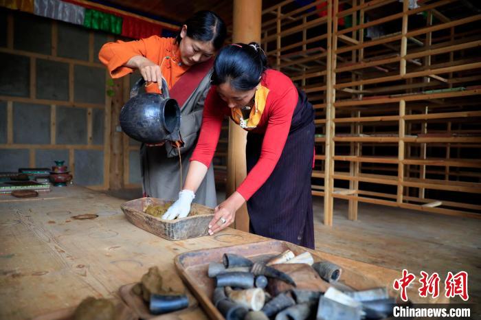 調(diào)合香團(tuán)?！⊥趵?攝