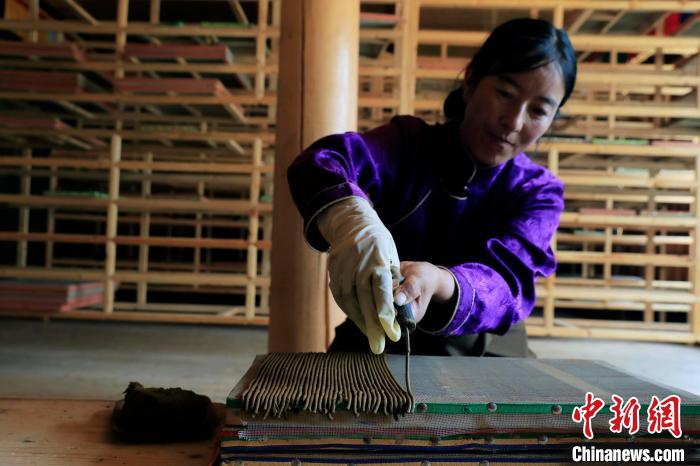 擠壓成香。　王磊 攝