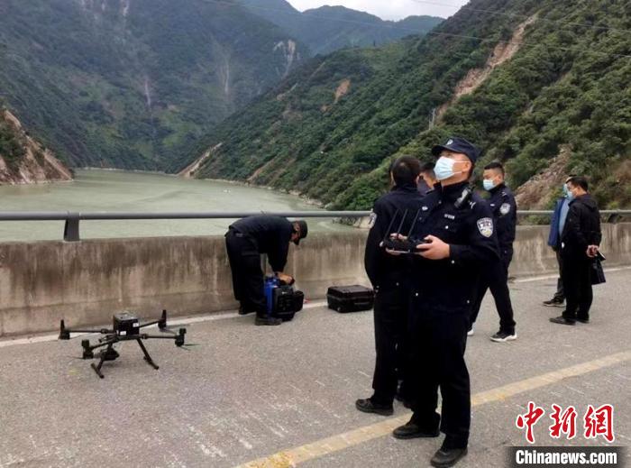 民警組成的搜尋隊利用無人機(jī)在震區(qū)開展空中巡查。　甘孜州公安局供圖