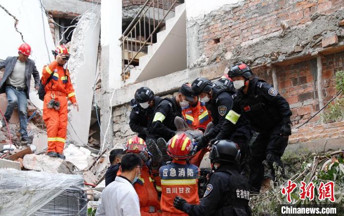 四川消防救援人員開展救援?！∷拇ㄏ?供圖