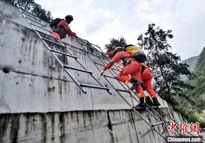 四川消防救援人員開(kāi)展救援?！∷拇ㄏ?供圖