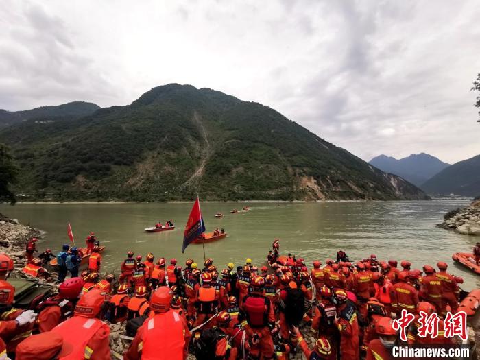 四川消防救援人員開(kāi)展救援。　四川消防 供圖