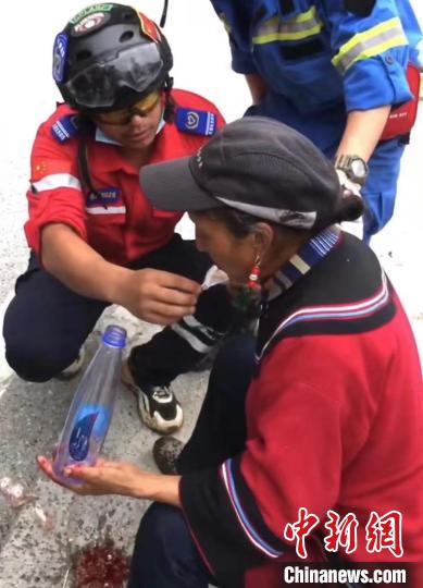 筠連筠愛青年應急救援隊救援人員正在為傷員傷口清理?！∈茉L者供圖