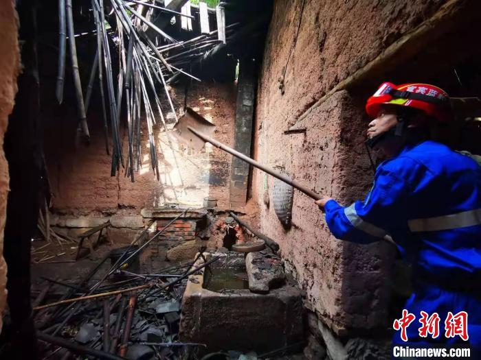 宜賓藍豹應急救援隊搜救組成員劉方杰正在參與救援。　受訪者供圖