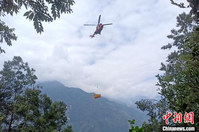 直升機(jī)起飛將搶修塔材運(yùn)往海拔1950米的110千伏唐下線29號(hào)塔位?！⌒鞈c明 攝