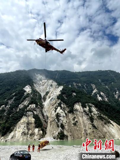 直升機(jī)正在運(yùn)輸110千伏唐下線應(yīng)急塔塔材?！⌒l(wèi)科 攝
