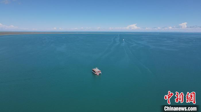 圖為航拍夏日青海湖?！±罱瓕?攝