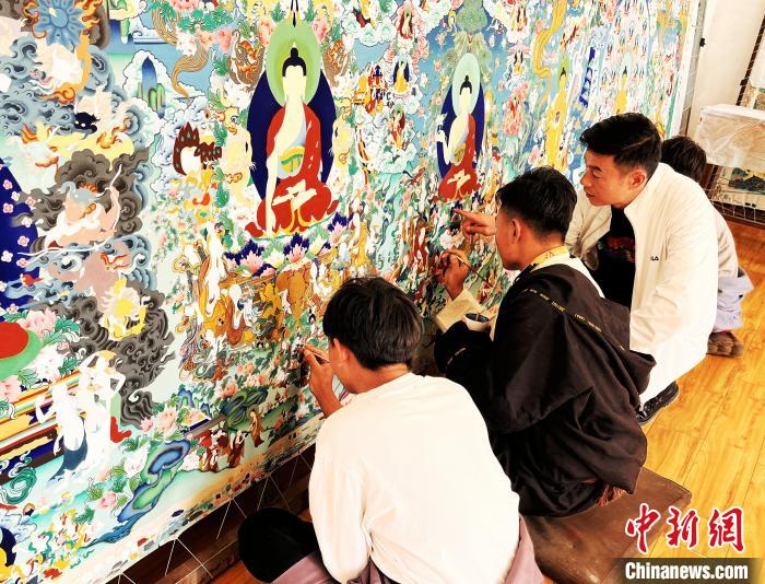 青海唐卡藝術小鎮(zhèn)：“勞模畫師”師帶徒，文化扶貧富一方