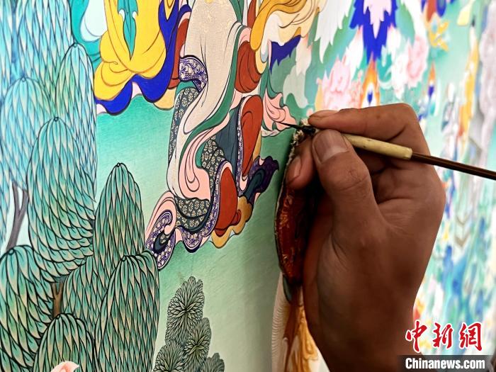 圖為畫師繪畫唐卡。　馬文莉 供圖