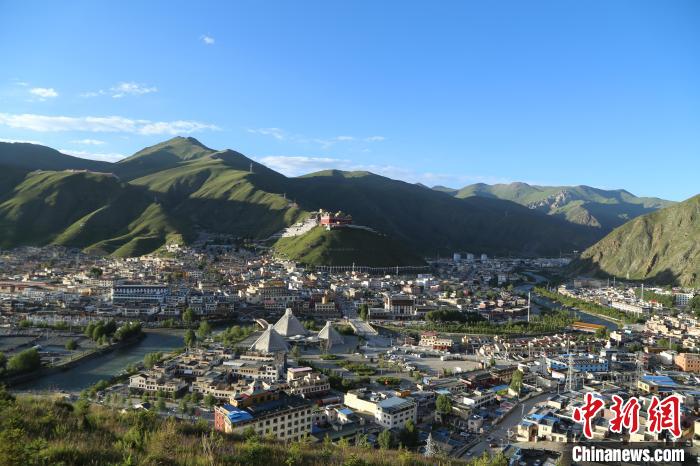 圖為航拍玉樹(shù)市?！∮駱?shù)市委宣傳部供圖