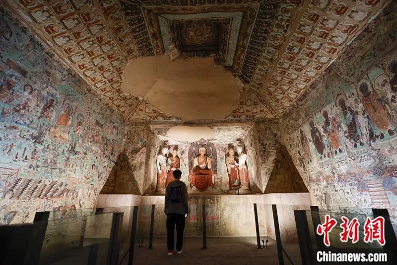 “敦行故遠(yuǎn)：故宮敦煌特展”上展出的敦煌莫高窟第220窟復(fù)制洞窟。杜洋 攝