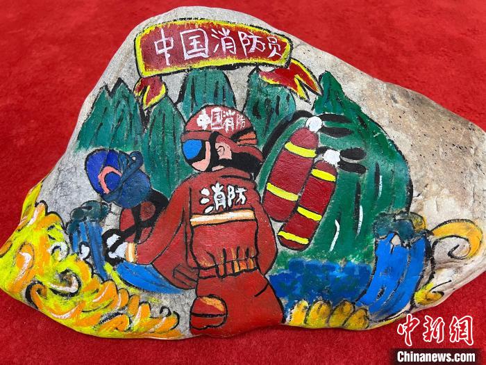 圖為玉樹消防指戰(zhàn)員創(chuàng)作的石頭畫作品《沖鋒有我》?！O瑞祥 攝