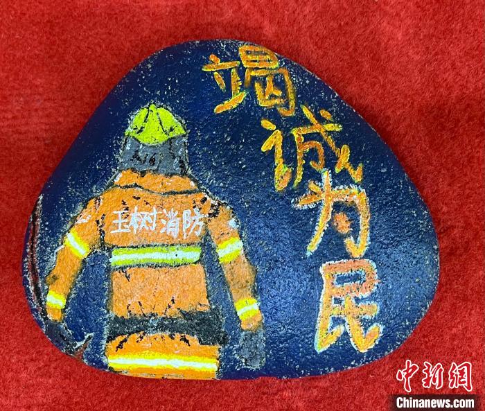 圖為玉樹消防指戰(zhàn)員創(chuàng)作的石頭畫作品《逆行在路上》。　孫瑞祥 攝