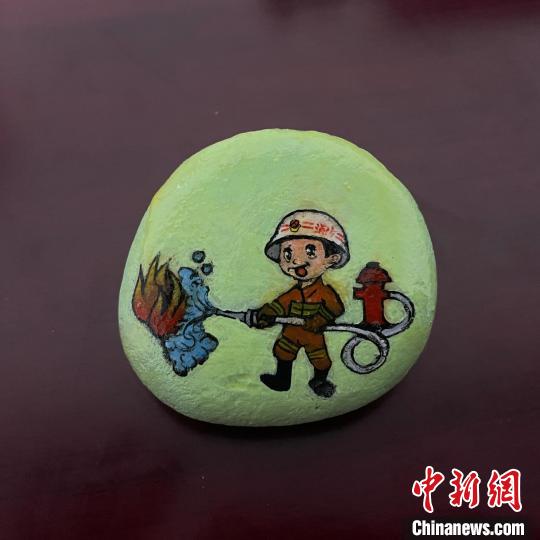 圖為玉樹消防指戰(zhàn)員創(chuàng)作的石頭畫作品《小小消防員》?！O瑞祥 攝