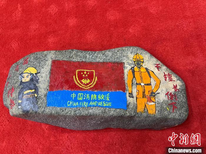 圖為玉樹消防指戰(zhàn)員創(chuàng)作的石頭畫作品《我有一個特點“不擅長倒下”》?！O瑞祥 攝