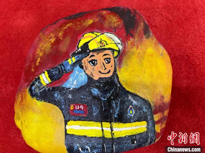 圖為玉樹消防指戰(zhàn)員創(chuàng)作的石頭畫作品《請祖國和人民放心》?！O瑞祥 攝