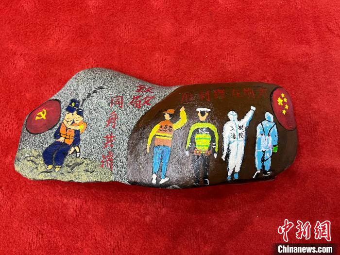 圖為玉樹消防指戰(zhàn)員創(chuàng)作的石頭畫作品《致敬“抗疫戰(zhàn)線”逆行的所有人》。　孫瑞祥 攝