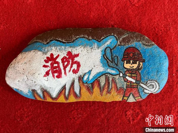 圖為玉樹消防指戰(zhàn)員創(chuàng)作的石頭畫作品《永遠沖鋒在前》?！O瑞祥 攝