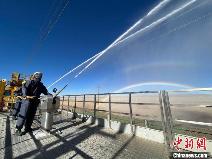 圖為水炮手在操作高壓水炮?！「邌⒑?攝