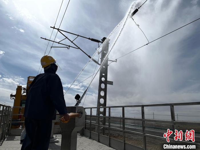 圖為高壓水槍的水柱沖洗絕緣子串?！「邌⒑?攝