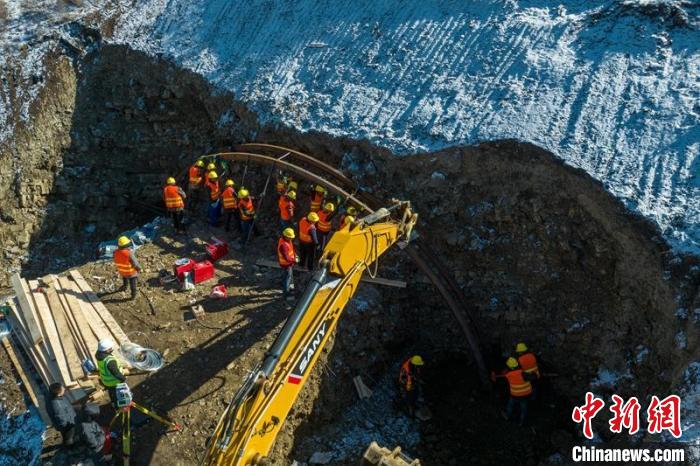 西成高鐵紅原2號隧道出口工人師傅正在進行導向墻、管棚施工作業(yè)?！⒅铱?攝