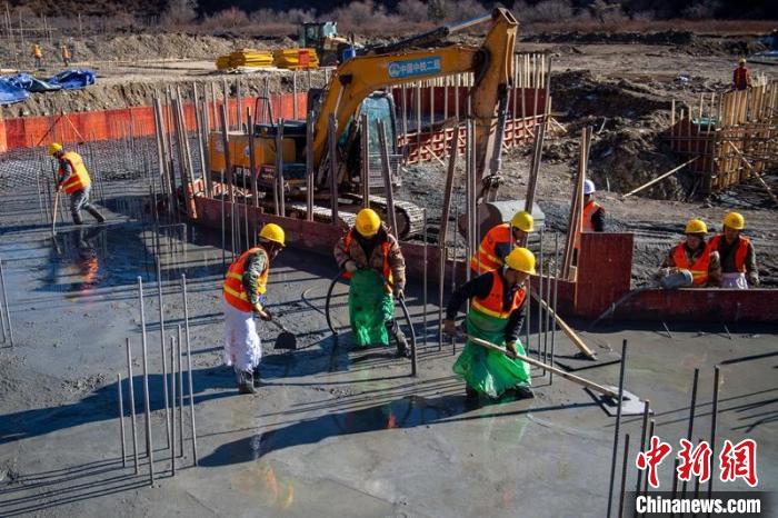 川主寺鎮(zhèn)牧場村西成高鐵1號拌合站工人師傅正在進行駐地、拌合站澆筑施工作業(yè)。　劉忠俊 攝