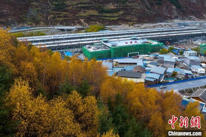 正在建設(shè)的成蘭鐵路松潘站?！⒅铱?攝