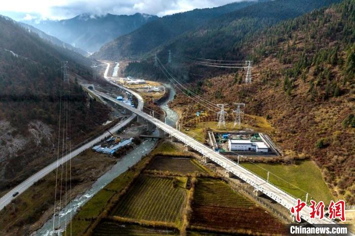 穿越山谷的成蘭鐵路川主寺至黃勝關(guān)段?！⒅铱?攝