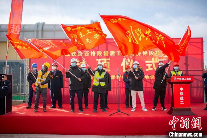 圖為封頂儀式現(xiàn)場(chǎng)?！『茽柾?攝