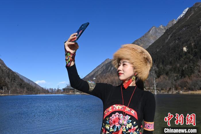 游人在畢棚溝景區(qū)拍照留念?！“苍?攝