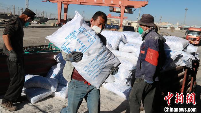 圖為裝卸人員將食鹽從汽車倒裝到火車上?！±钌?攝