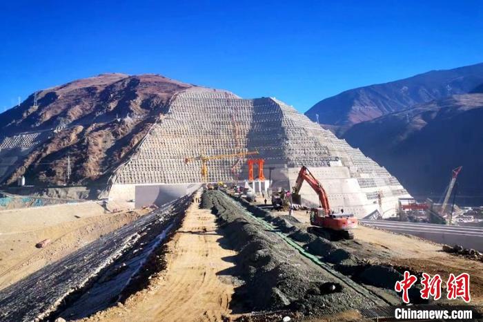 巴塘水電站大壩封頂現(xiàn)場?！≈袊材艿谌こ叹止﹫D