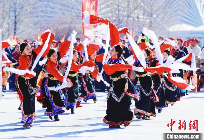 圖為玉樹群眾在廣場內(nèi)載歌載舞?！●R銘言 攝