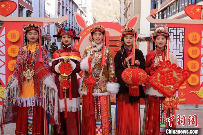 丹巴美女送祝福，迎新年。　李永安 攝