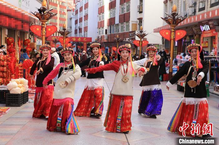 丹巴女孩在街頭跳起歡快歌舞迎接新年到來?！〖o 攝