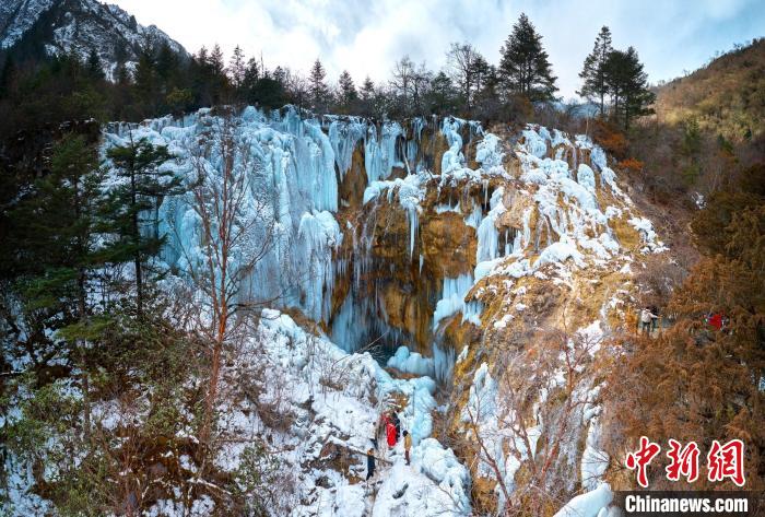 晶瑩剔透的冰瀑仿佛是大自然用冰藍(lán)色繪制出的壯觀畫卷?！『?攝