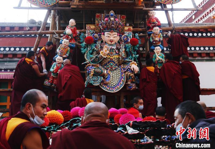 圖為塔爾寺僧人為酥油花搭架子。　馬銘言 攝