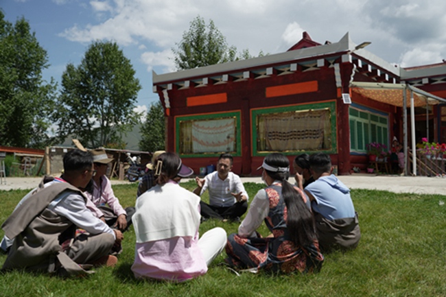 趙奎深入爐霍縣鄉(xiāng)村與藏族群眾開展座談。爐霍縣自然資源局供圖