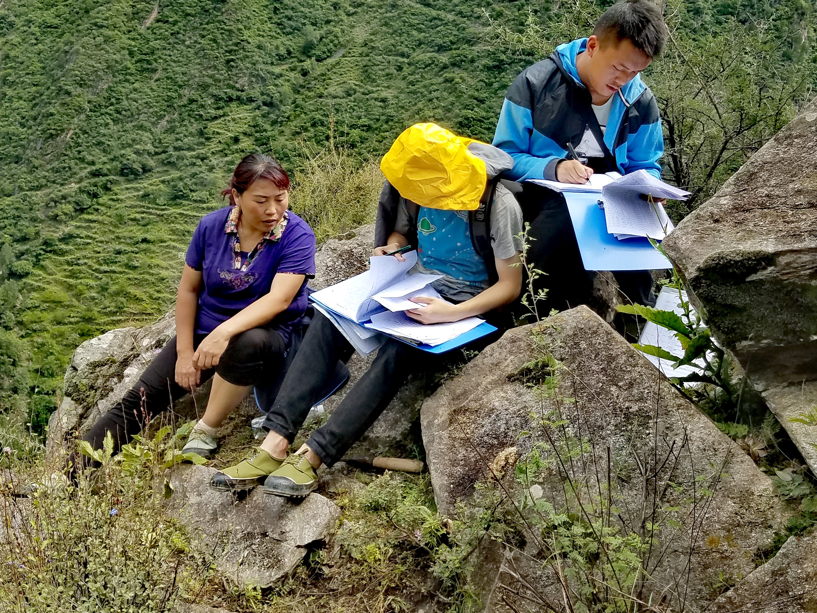 　2022年，余德春(左)協(xié)助排查震后地質(zhì)災(zāi)害隱患點。(圖為余德春提供)