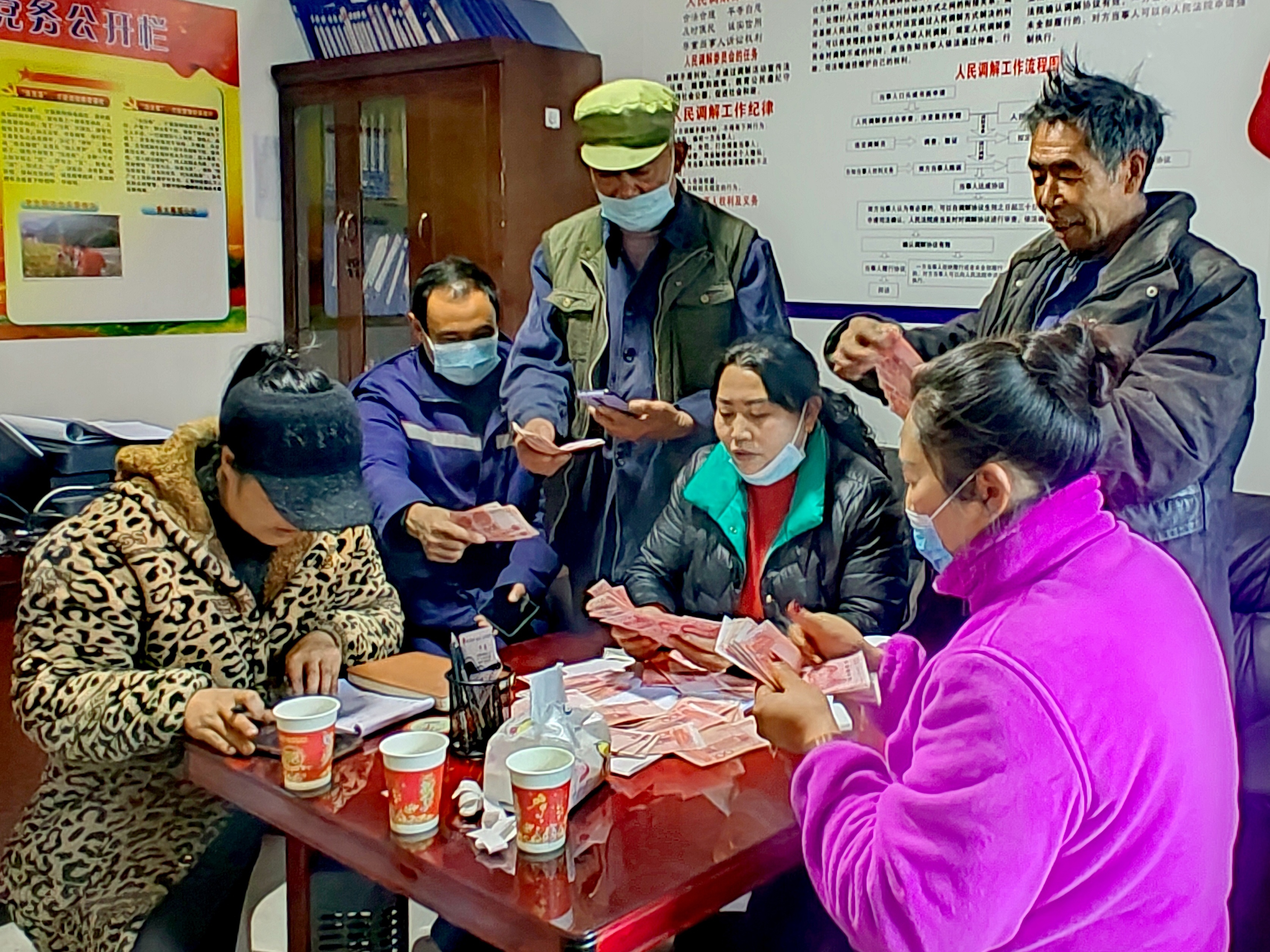 2022年，余德春給村民分紅。(圖為余德春提供)