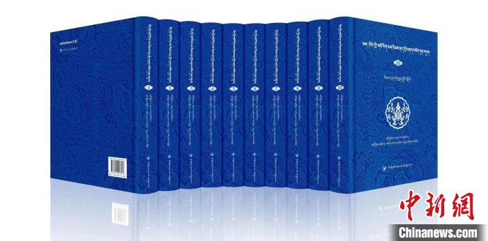 圖為青海果洛州藏醫(yī)專家桑德才讓擔(dān)任主編的《藏醫(yī)傳染性疾病文獻集成》?！∈茉L者 供圖