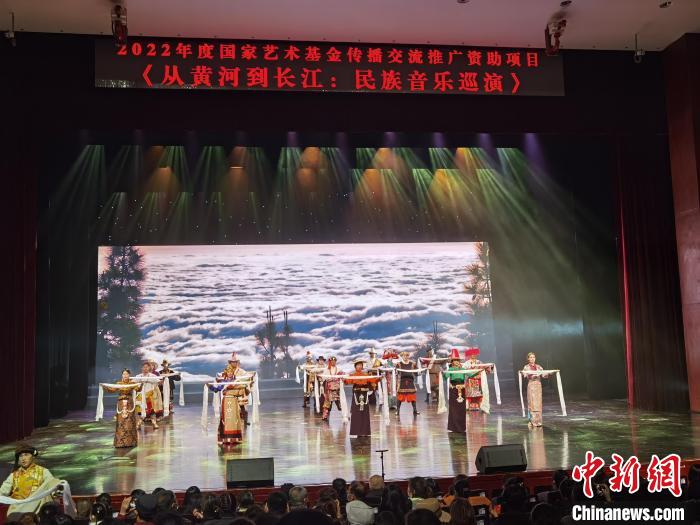 圖為演出現(xiàn)場?！∨擞隄?攝