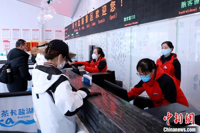 圖為茶卡鹽湖景區(qū)開(kāi)園迎客。　王生榮 攝