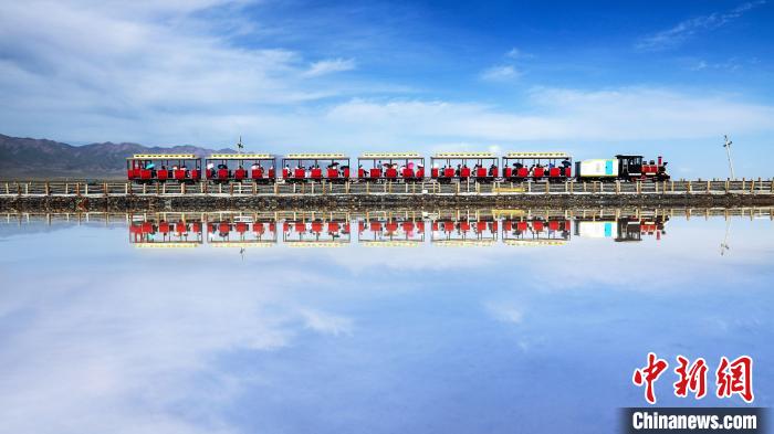 圖為茶卡鹽湖上的小火車(chē)。(資料圖) 王生榮 攝