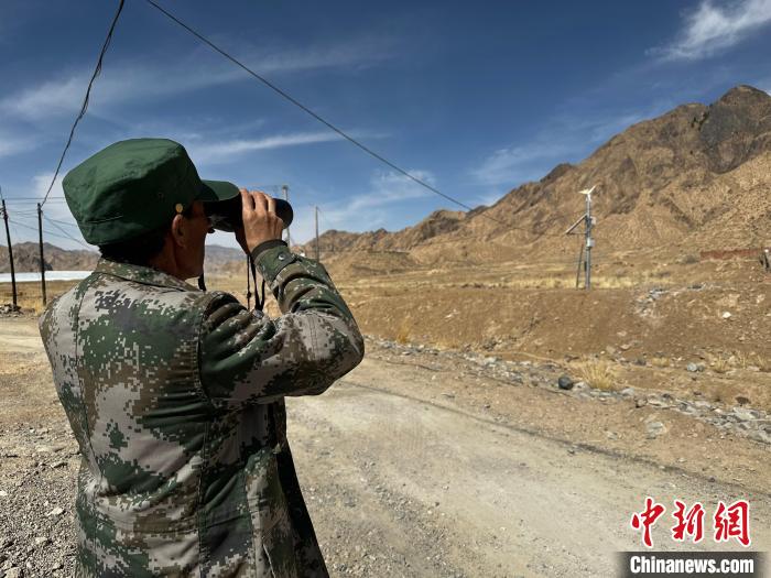 圖為文物保護員費生平正在巡查。　李雋 攝